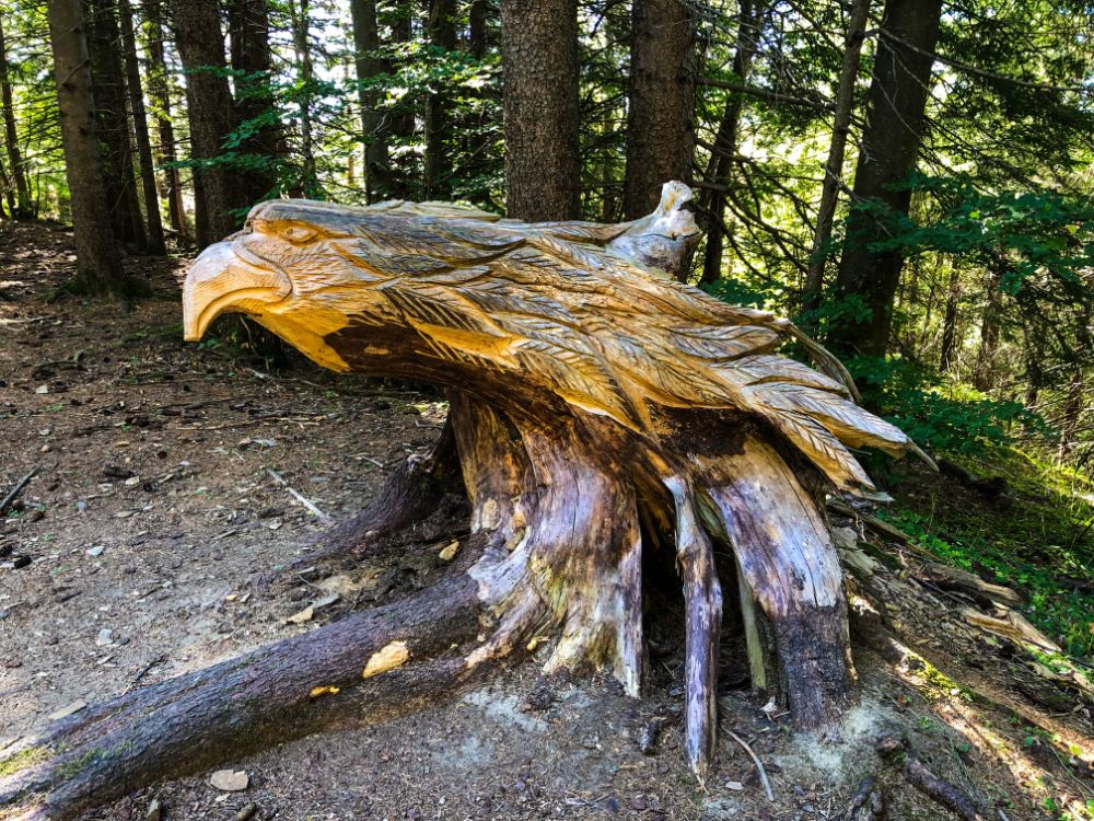 aquila intagliata nel legno sul monte cimone