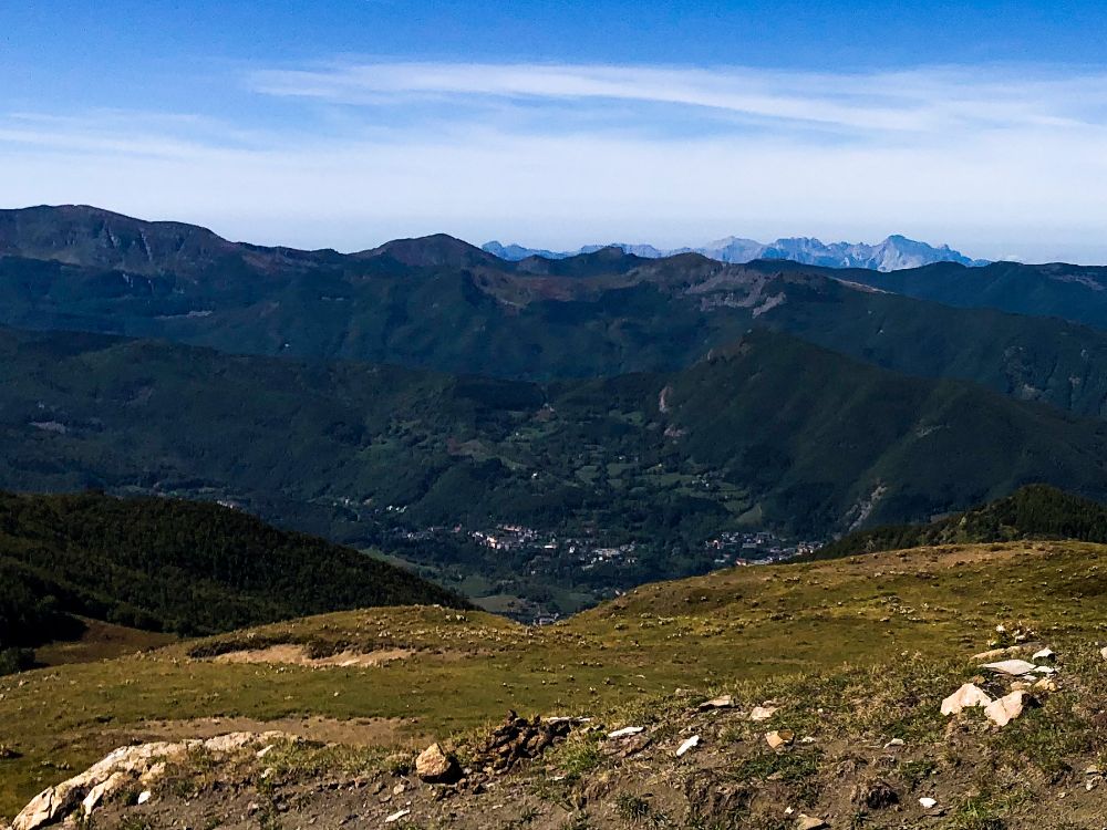 vista dal monte la piazza sulle alpi apuane
