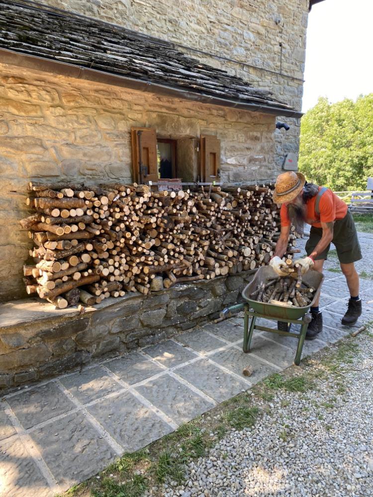 lavorare al rifugio taburri in appennino modenese